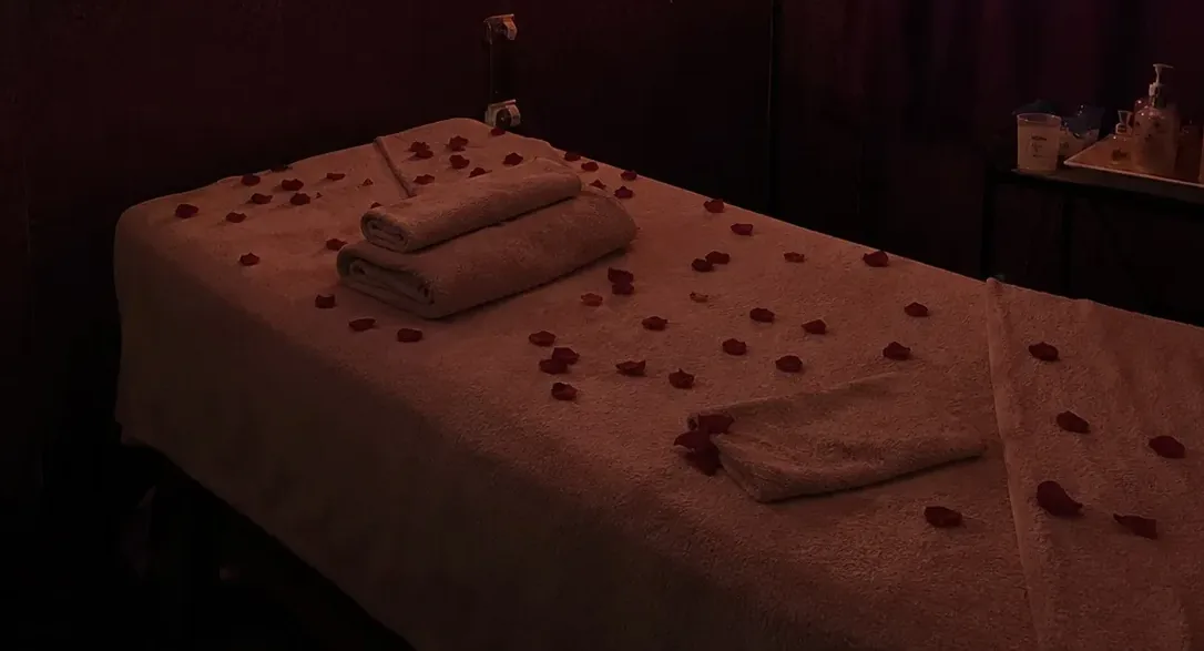 Masaj odasındaki masaj masası — Lila Spa, Büyükçekmece misafirlerine hizmet veren salon