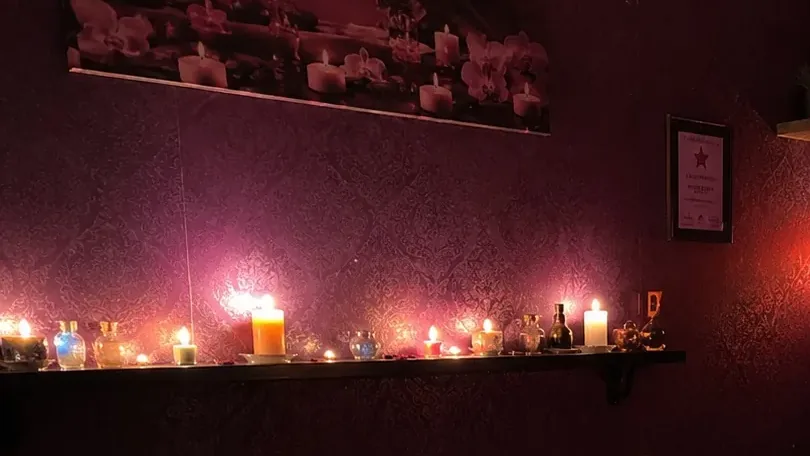 Masaj odasındaki mum rafı — Lila Spa, Büyükçekmece misafirlerine hizmet veren salon